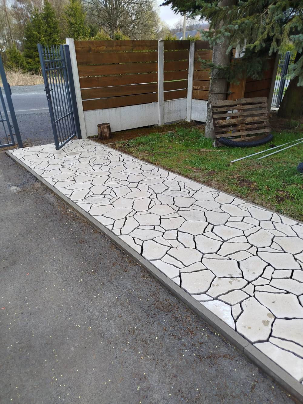 Příjezdová cesta k bráně